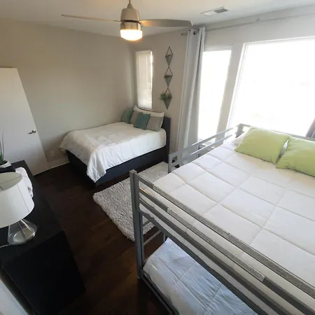 Modern Skyline-view Townhome For Groups Up To 8