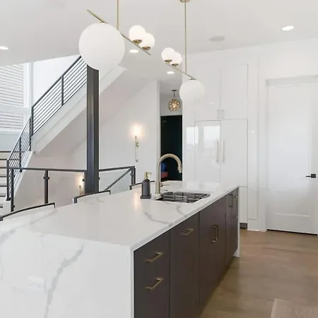 2 Ultra Lux Homes Sleeps 24 Hot Tub & Rooftops *