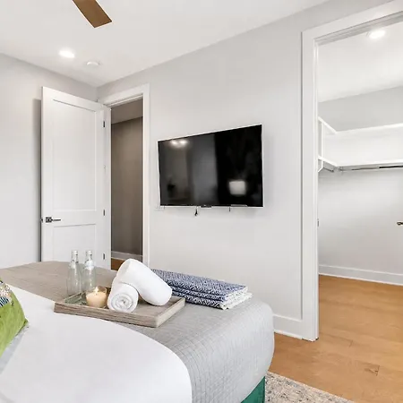Pet-friendly House Sleeps 12 Near Geodis Park Nashville