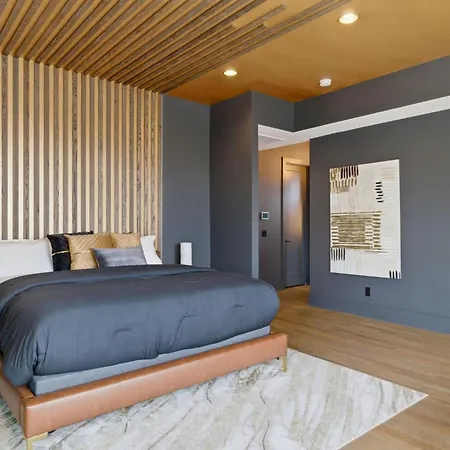 Elevated Luxury Skyline Views Near Broadway Holiday home *