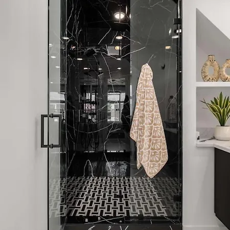 Luxury Living At Velvet And Vinyl Rooftop 6 Beds *