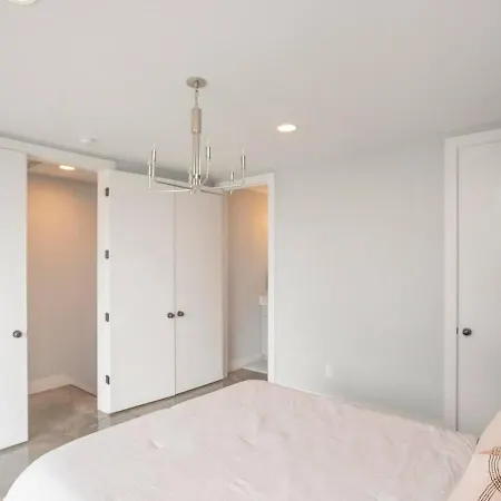 Holiday home Downtown Modern, Rooftop Patio, Vanderbilt, 8 Beds *