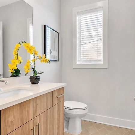 Holiday home Pet-friendly House Sleeps 12 Near Geodis Park *