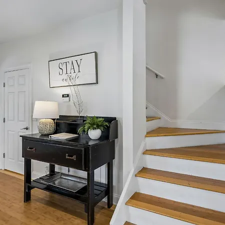 Spacious Townhouse W Exclusive Backyard