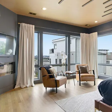 Holiday home Elevated Luxury Skyline Views Near Broadway *