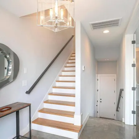 Downtown Modern, Rooftop Patio, Vanderbilt, 8 Beds Holiday home