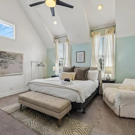 Holiday home Spacious Townhouse W Exclusive Backyard