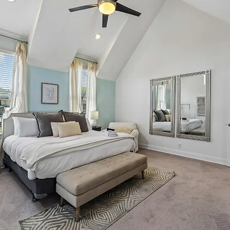 Spacious Townhouse W Exclusive Backyard Holiday home