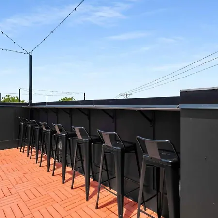 Holiday home Luxury Living At Velvet And Vinyl Rooftop 6 Beds *