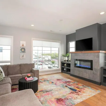 Holiday home Downtown Modern, Rooftop Patio, Vanderbilt, 8 Beds