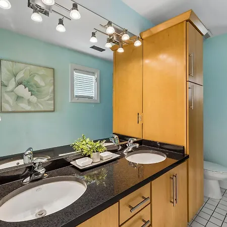 Spacious Townhouse W Exclusive Backyard Holiday home