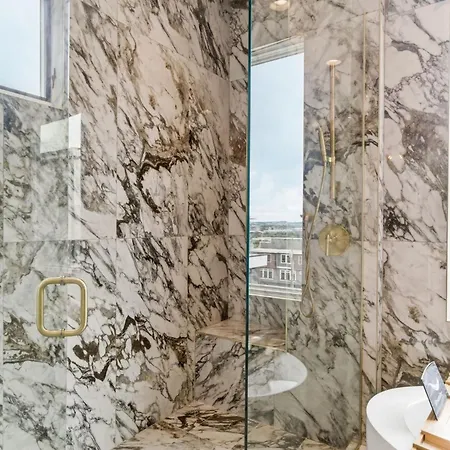 Elevated Luxury Skyline Views Near Broadway Holiday home Nashville