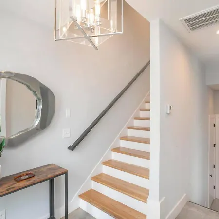 Downtown Modern, Rooftop Patio, Vanderbilt, 8 Beds Holiday home *
