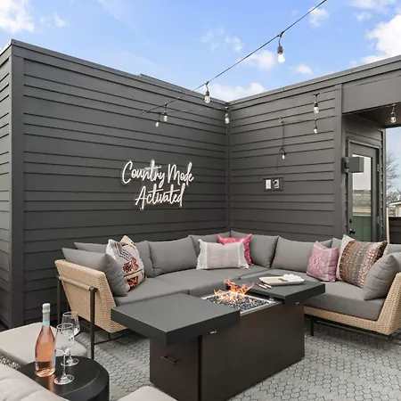 The Hubb House - Relaxing Rooftop Hot Tub *