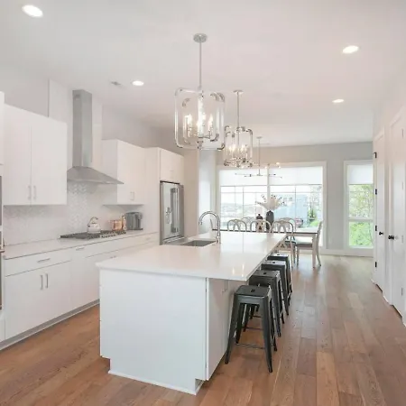 Holiday home Downtown Modern, Rooftop Patio, Vanderbilt, 8 Beds