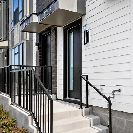 Rooftop Deck Townhome Sleeps 12 Near Geodis Park Holiday home