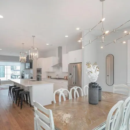 Downtown Modern, Rooftop Patio, Vanderbilt, 8 Beds Holiday home