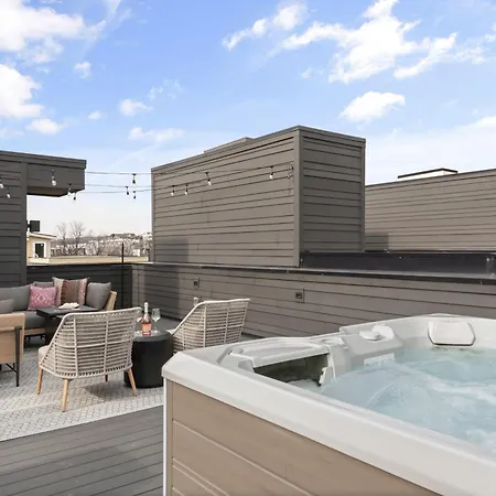 The Hubb House - Relaxing Rooftop Hot Tub Holiday home