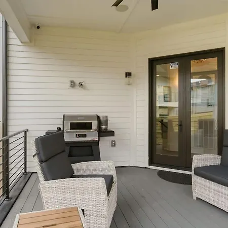 2 Ultra Lux Homes Sleeps 24 Hot Tub & Rooftops Holiday home