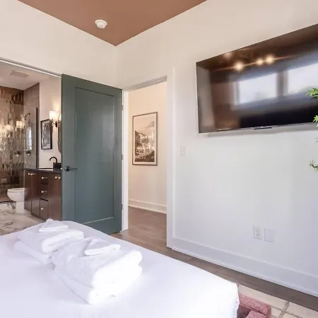 Luxury Downtown Views - Rooftop - Hot Tub - Garage * Nashville