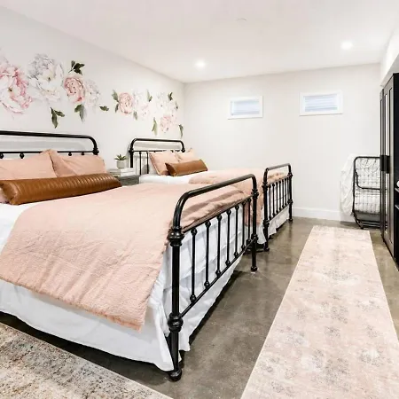Funk House. Mins To Broadway. Parking * Nashville