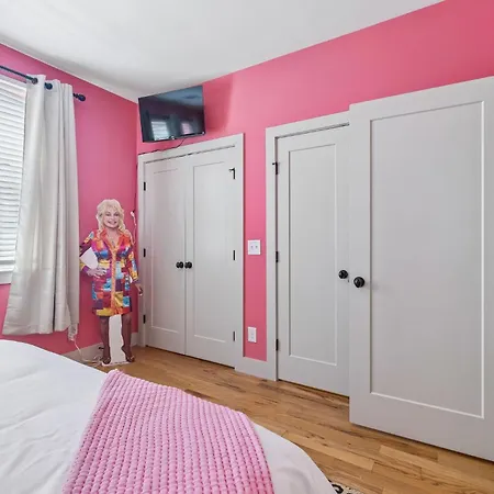 Some Things Just Go Better Together Sleeps 20 Holiday home *