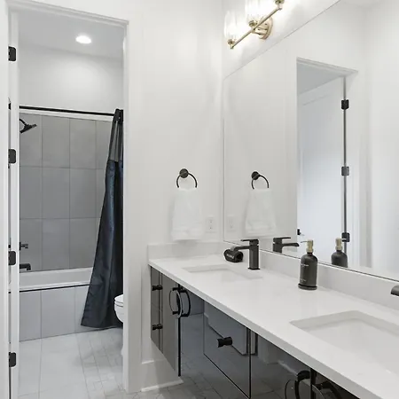 Holiday home Elevated Luxury Skyline Views Near Broadway