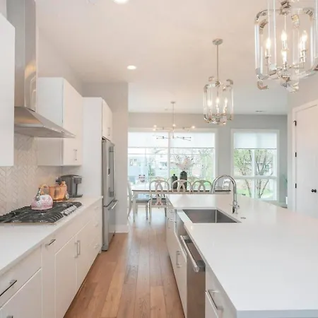 Downtown Modern, Rooftop Patio, Vanderbilt, 8 Beds Holiday home *