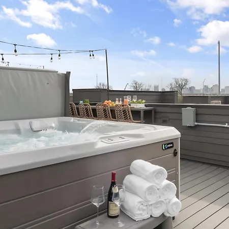 The Hubb House - Relaxing Rooftop Hot Tub Holiday home *