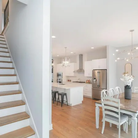 Downtown Modern, Rooftop Patio, Vanderbilt, 8 Beds Holiday home *