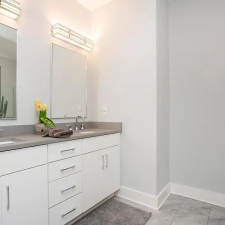 Downtown Modern, Rooftop Patio, Vanderbilt, 8 Beds Holiday home Nashville