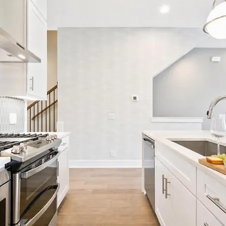 Rooftop Deck Townhome Sleeps 12 Near Geodis Park Holiday home