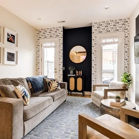 Holiday home Funk House. Mins To Broadway. Parking *