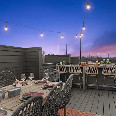 The Hubb House - Relaxing Rooftop Hot Tub *