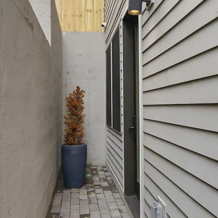 Holiday home Elevated Luxury Skyline Views Near Broadway *