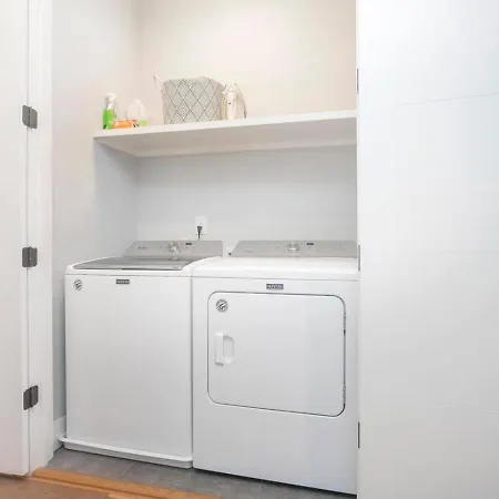 Holiday home Downtown Modern, Rooftop Patio, Vanderbilt, 8 Beds *