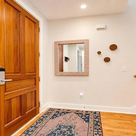 Funk House. Mins To Broadway. Parking Holiday home *