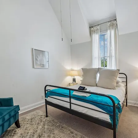 Spacious Townhouse W Exclusive Backyard *