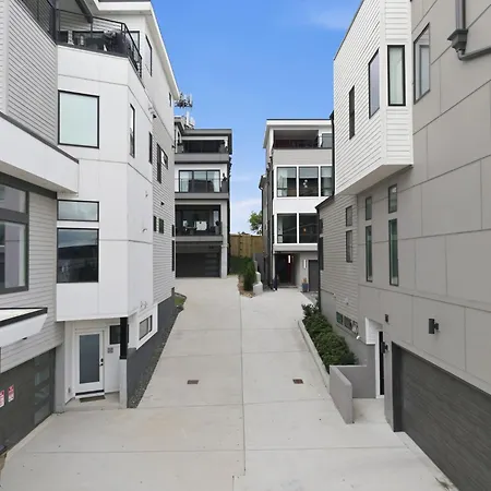 Holiday home Elevated Luxury Skyline Views Near Broadway *
