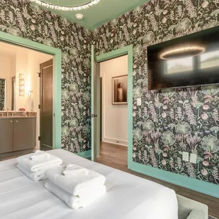 Luxury Downtown Views - Rooftop - Hot Tub - Garage Holiday home *