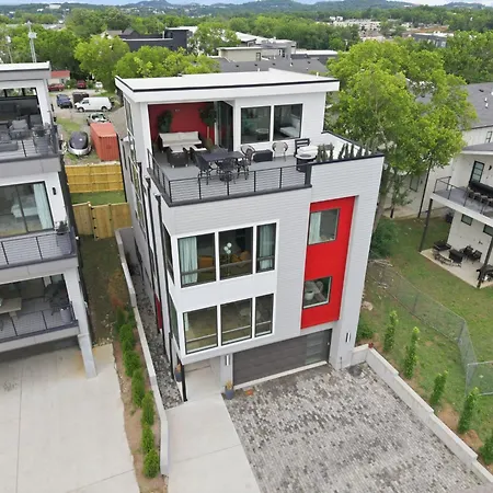 Elevated Luxury Skyline Views Near Broadway Holiday home *