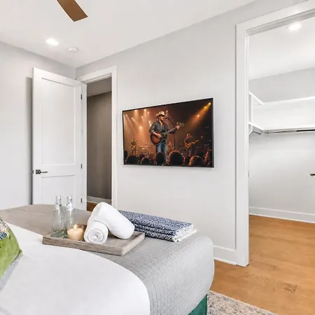 Holiday home 2 Rooftop Homes - Sleeps 24 - Near Geodis Park *