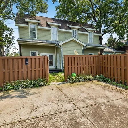 Spacious Townhouse W Exclusive Backyard