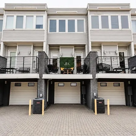 Funk House. Mins To Broadway. Parking *