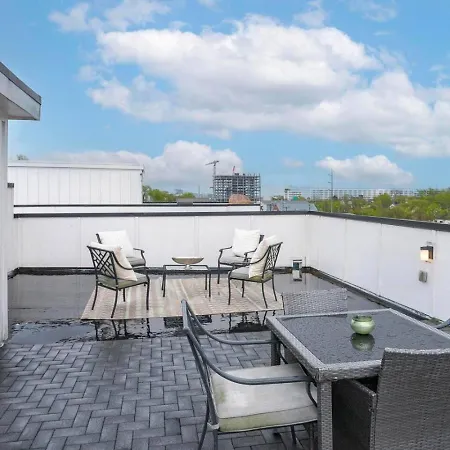 Downtown Modern, Rooftop Patio, Vanderbilt, 8 Beds Holiday home