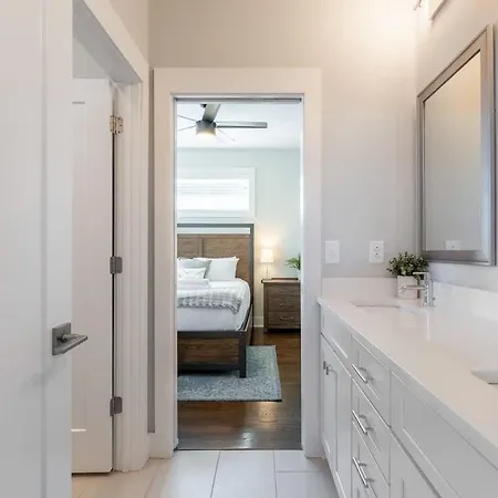 4br East - Walk To Bars & Restaurants Holiday home *
