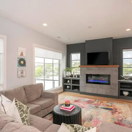 Downtown Modern, Rooftop Patio, Vanderbilt, 8 Beds Holiday home *