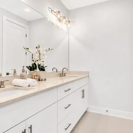 Holiday home 2 Rooftop Homes - Sleeps 24 - Near Geodis Park Nashville