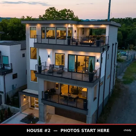 2 Ultra Lux Homes Sleeps 24 Hot Tub & Rooftops Holiday home Nashville