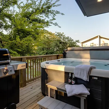 2 Ultra Lux Homes Sleeps 24 Hot Tub & Rooftops Holiday home